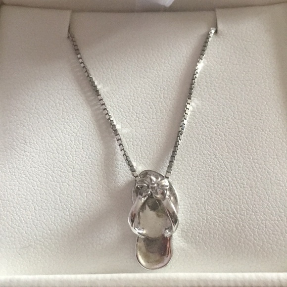 Na Hoku Jewelry - Silver flip flop pendent necklace